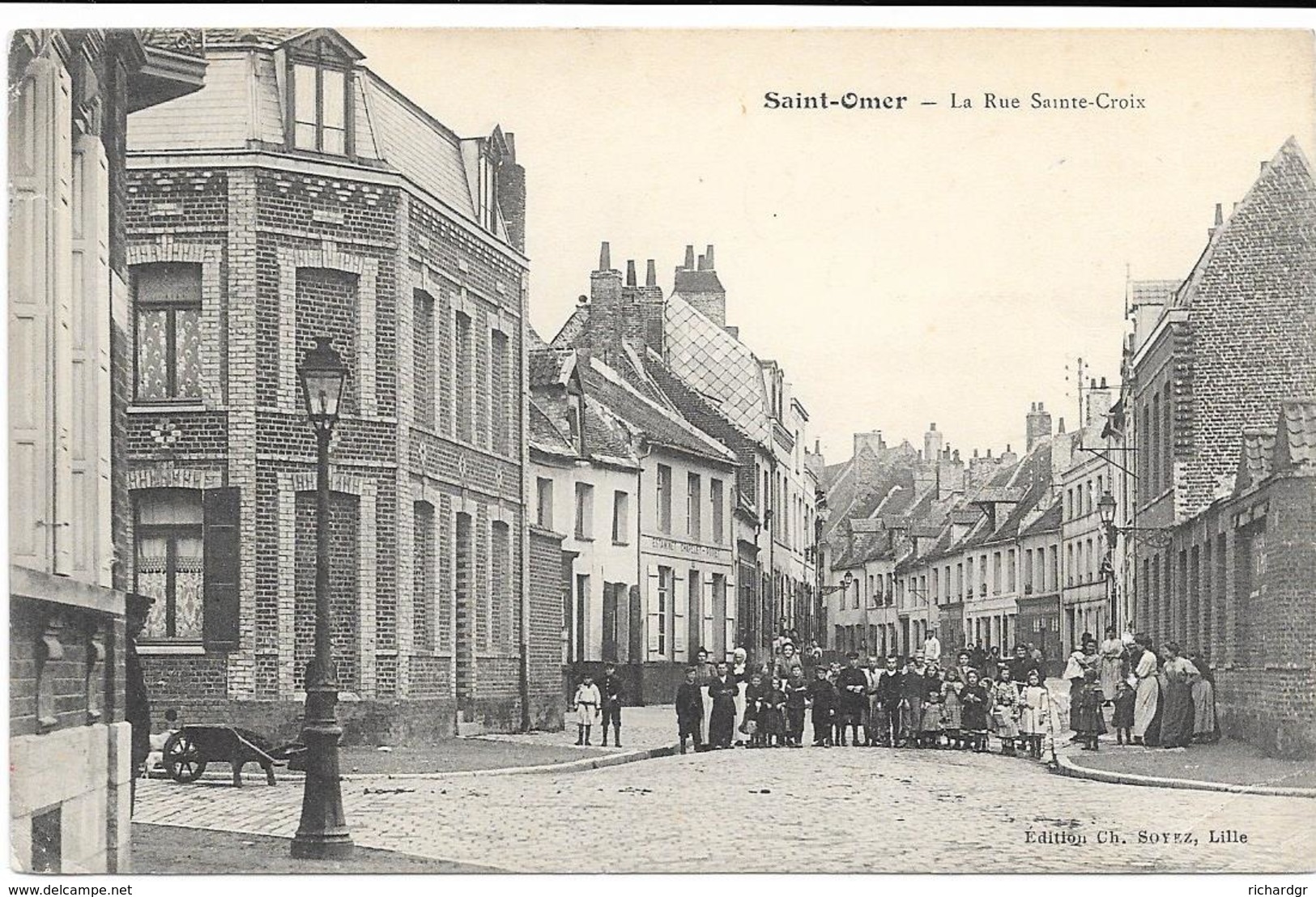 On se trouve ici au carrefour avec le boulevard Vauban et la rue de Longueville. Beaucoup d'enfants sur la photo. On peut voir sur la gauche un lampadaire d'éclairage public